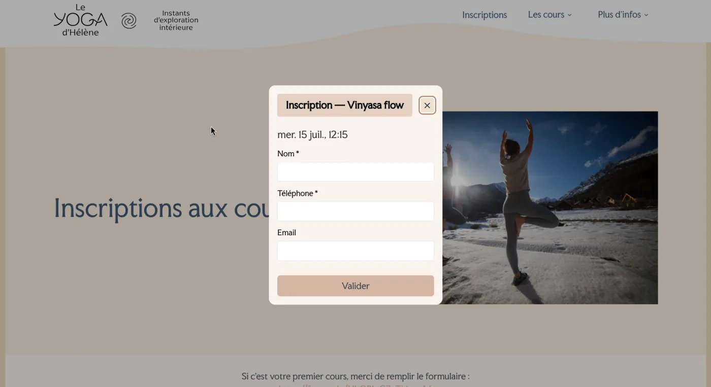 Formulaire d'inscription à un cours de yoga sur le site Le Yoga d'Hélène, avec photo d'une posture de yoga en montagne enneigée