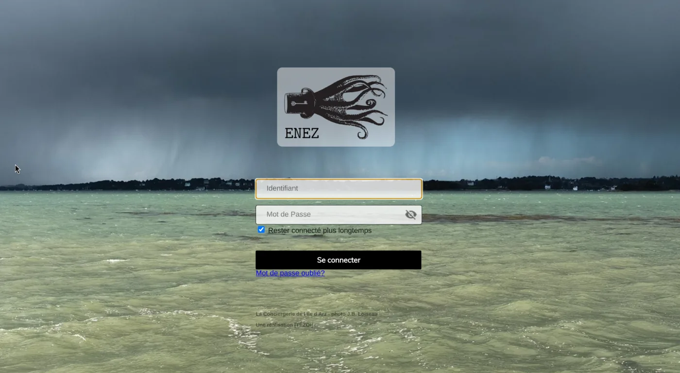 Page de connexion de l'application ENEZ (conciergerie de l'île d'Arz), logo poulpe encadré, sur fond de photo du golfe du Morbihan sous un ciel d'orage